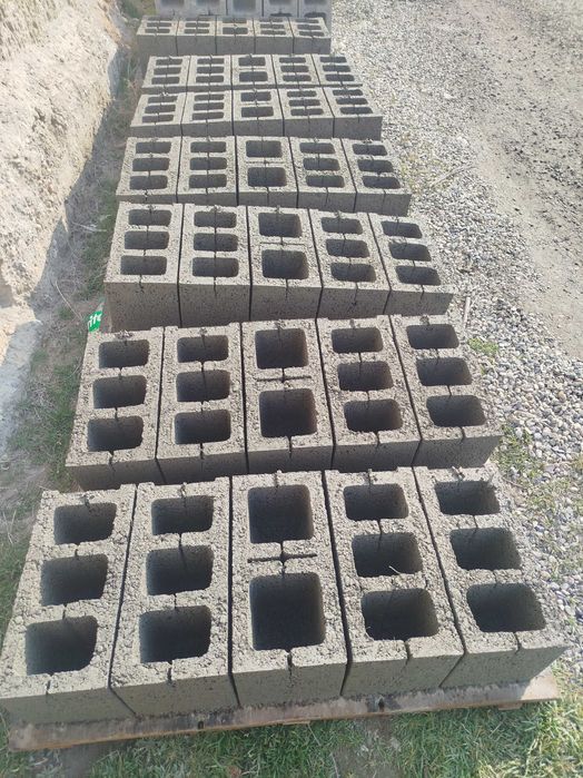 Shlakablok bor sotiladi.20×40 O'lchamda Sifatli mustahkam.