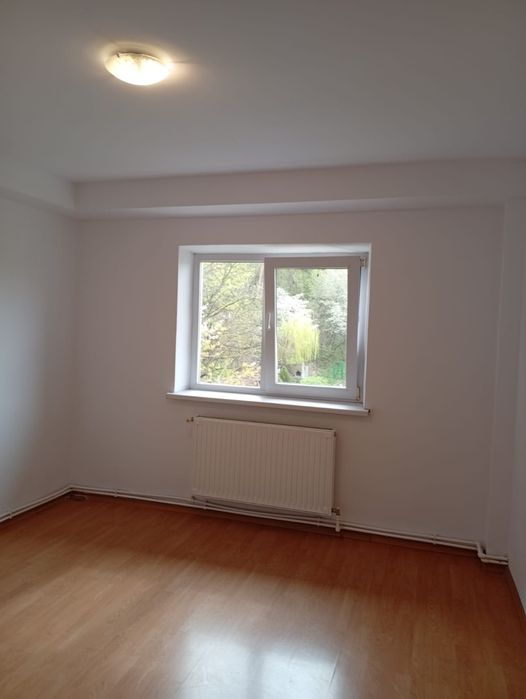 Închiriez apartament trei camere zonă rezidențială