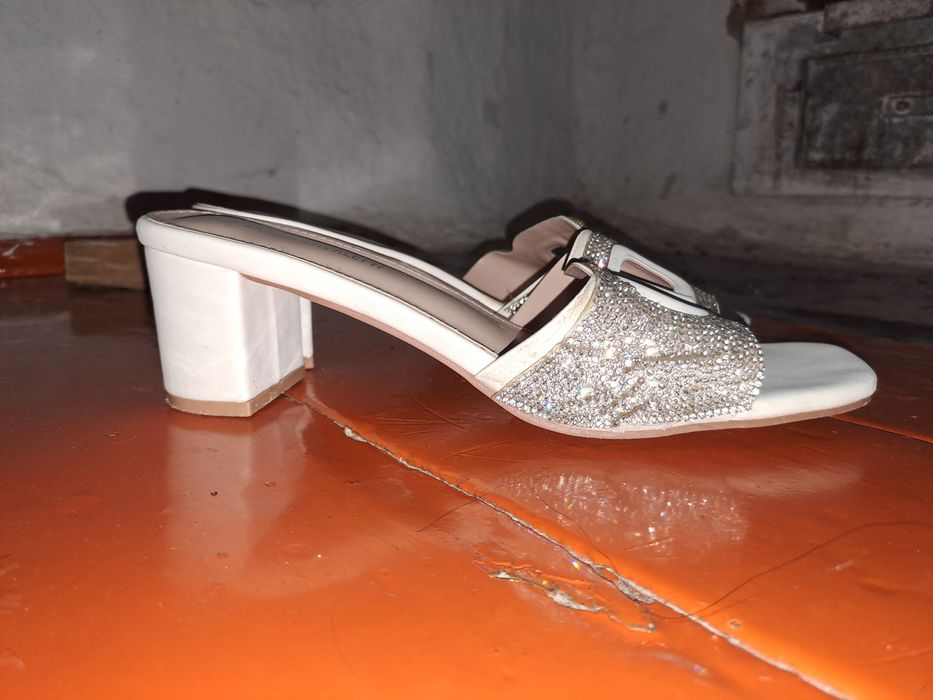 Сәнді аяқ киім сатылады