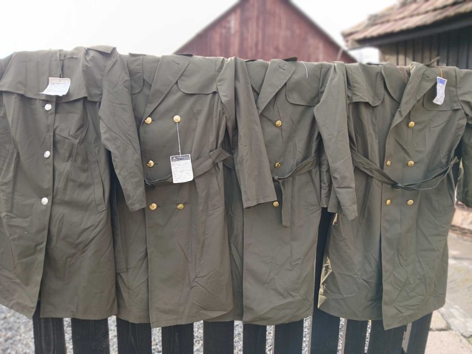 Vând haine militare