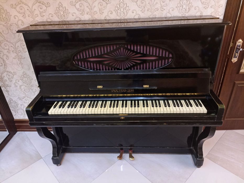 Пианино (Ростов-Дон) в хорошем состоянии. (Настроена)