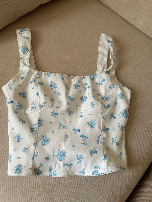 Бял потник с принт на цветя в coquette стил