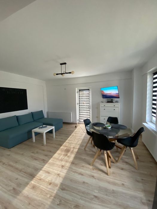 Inchiriez apartament la curte cu 2 loc. parcare, gratar, spatii verzi