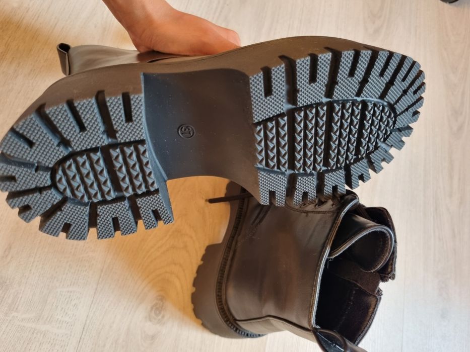 Продам осенние ботинки женские