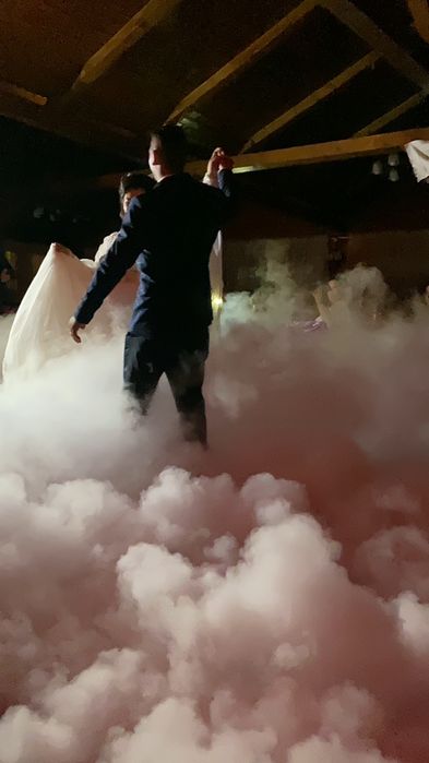Fum vertical si greu pentru dansul mirilor