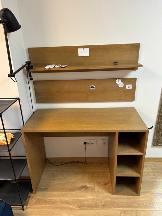 Бюро 110×50 см + 5 стенни рафта в цвят дъб