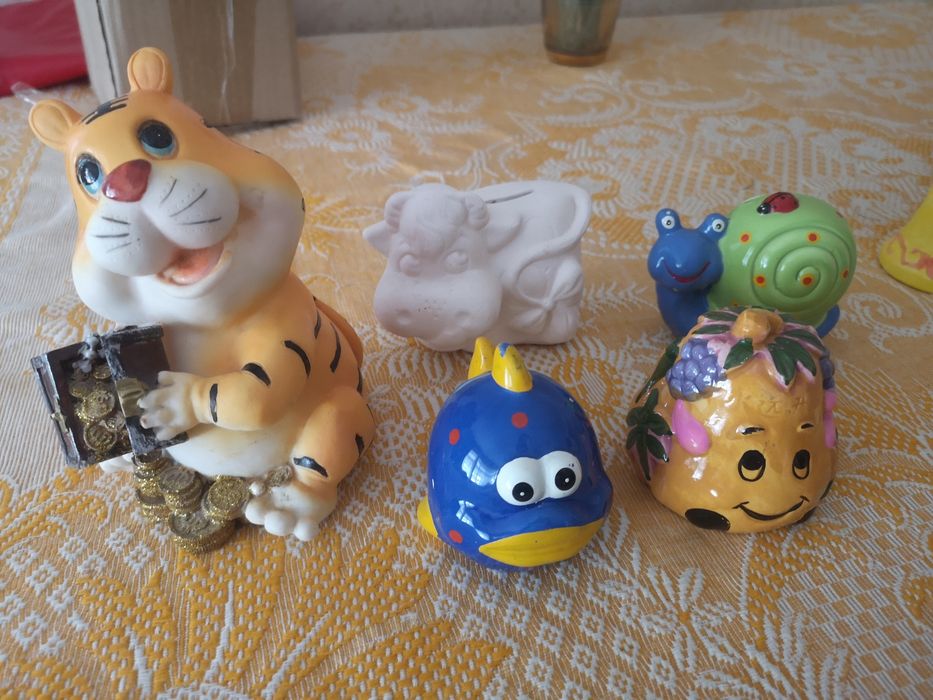 Керамични фигурки и касички