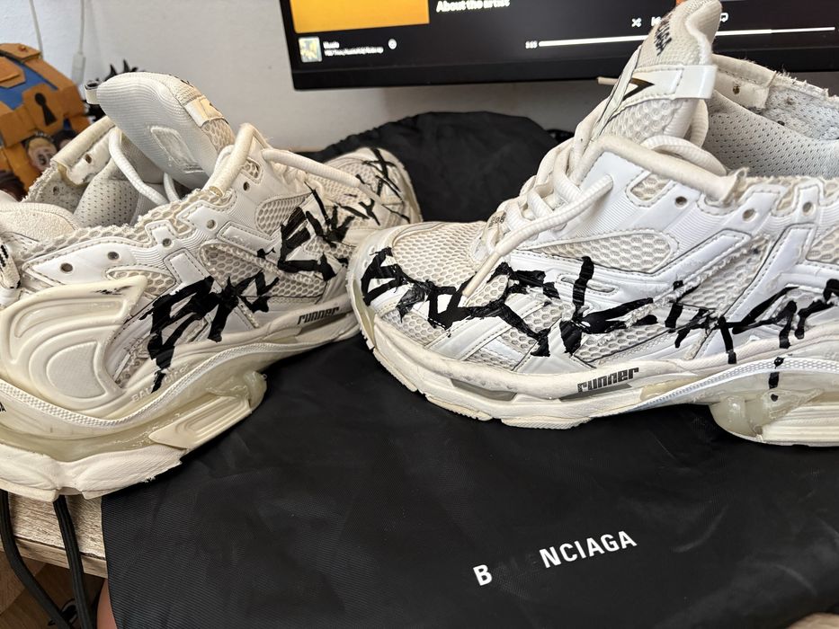 Balenciaga runner white graffiti