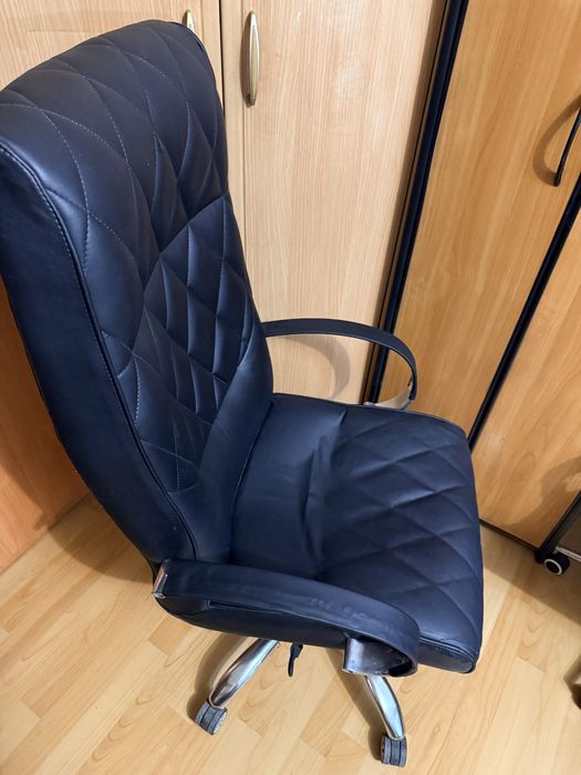 Офисное кресло руководителя кожа