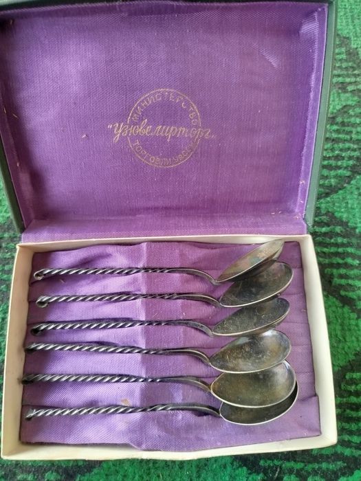 Antikvar qoshiqlar sotiladi