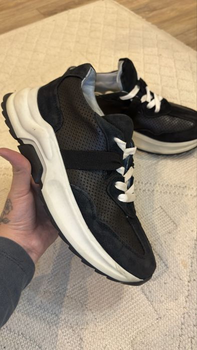 качественные кроссовки. Подошва резина