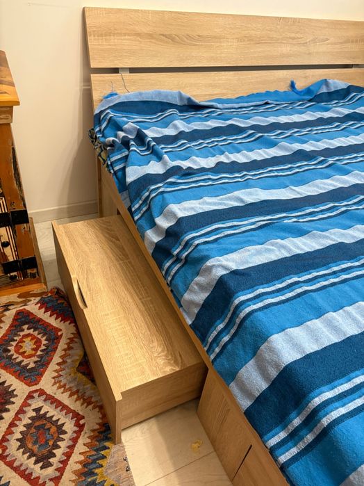 Pat versatil cu lăzi de depozitare și rafturi pentru carti