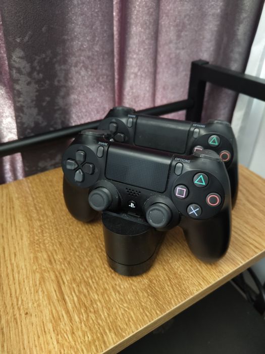 PS4 Pro + два контролера+ зарядна станция + 2 игри
