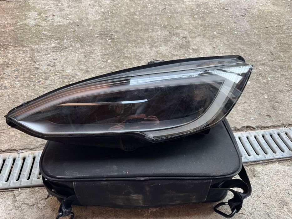 Фарове за Тесла различни видове