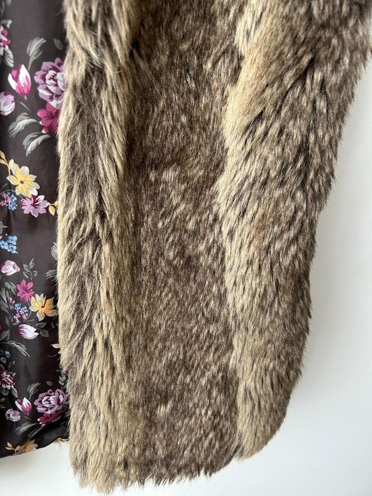 Vesta de blana Bershka marimea S maro stare foarte buna fara defect