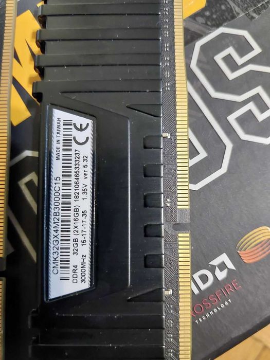 16GB 3000Mhz , 3200Mhz  DDR4 - Corsair Vengance LPX - 1x16GB