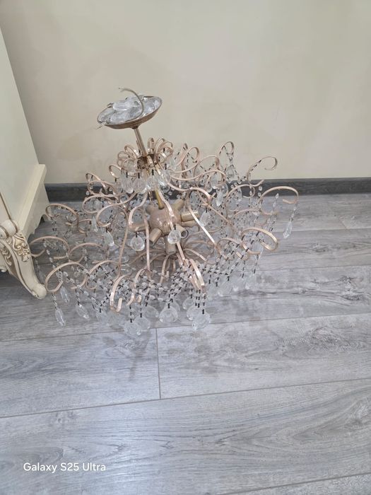 продаю стильную люстру