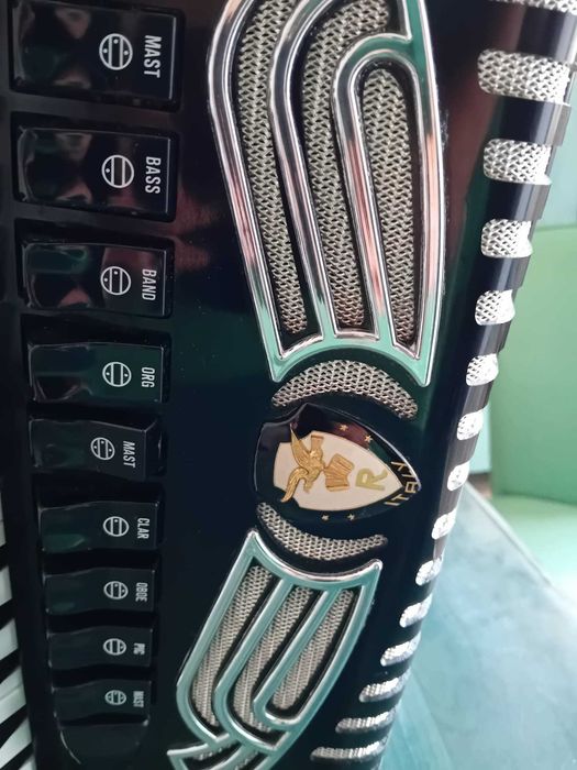 Vînd acordeon Ramjess 120 bași făcut de guerrini