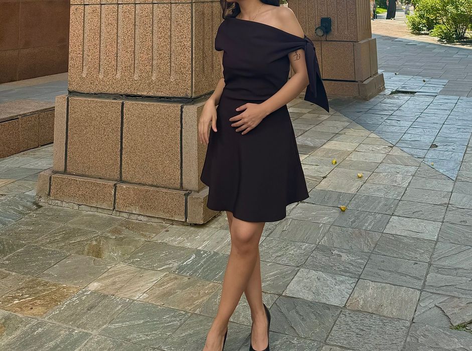 Мини коричневое платье на одно плечо