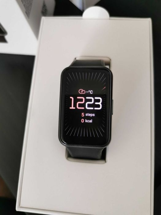 ЧИСТО НОВ смарт часовник Huawei Watch Fit