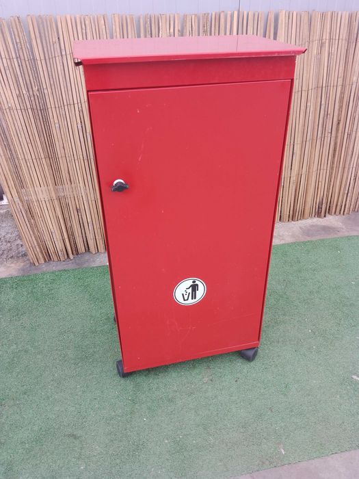 Метален кошче за отпадъци