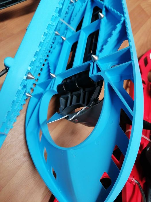 Продавам чисто нови френски пластмасови снегоходки за човек до 120 кг