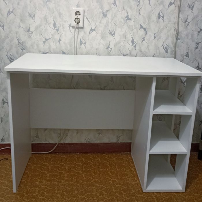 Стол письменный в отличном состоянии