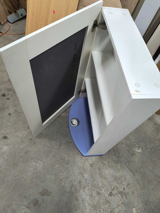 Пвц шкаф за баня с огледало и осветление