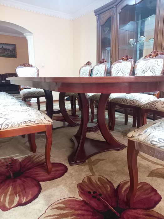 12 kishilik stol va stullar mehmonxonaga. 12персонный стол и стулья.