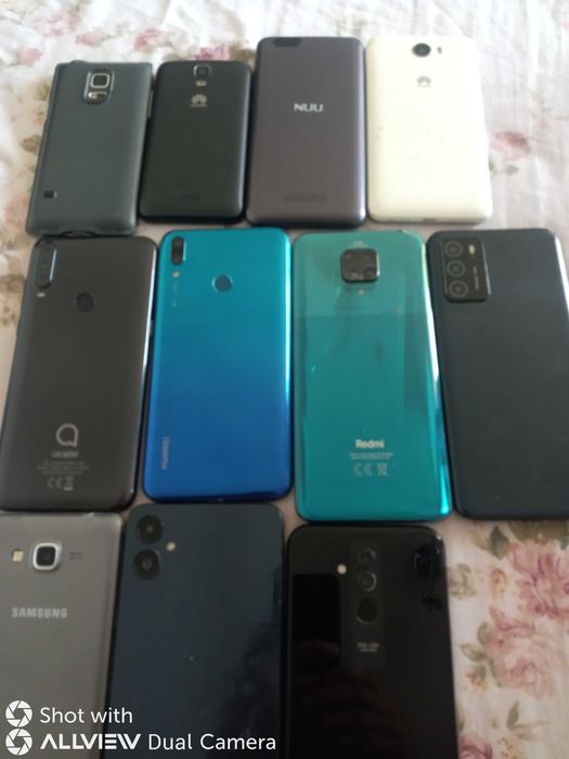 Vând telefoane pentru piese are display-ul bun