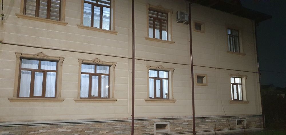 Титаник дом орка томонида жойлашган  3 сот.12 хона 3 та сан узел.