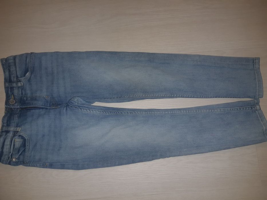 Суичър Guess и дънки H&M