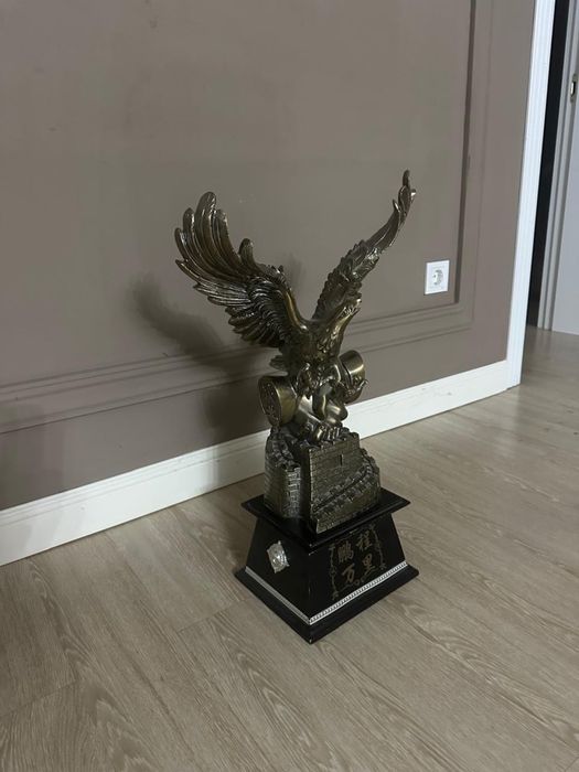 Сувенирная статуэтка в виде орла.