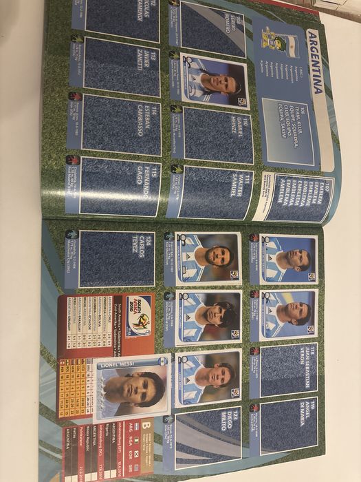 Частично попълнен албум Панини Световно 2010