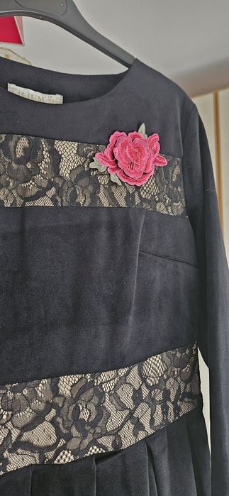 rochie neagră cu mâneci trei-sferturi, cu inserții de dantelă