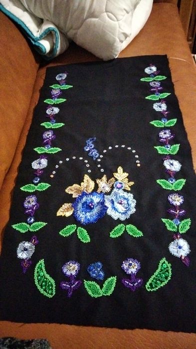 Vând costume populare