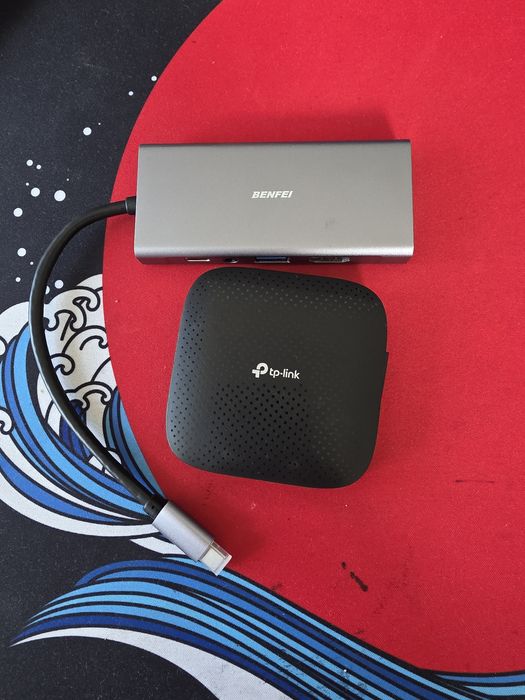 Vând adaptor USB-C HDMI și două mufe plus hub USB.