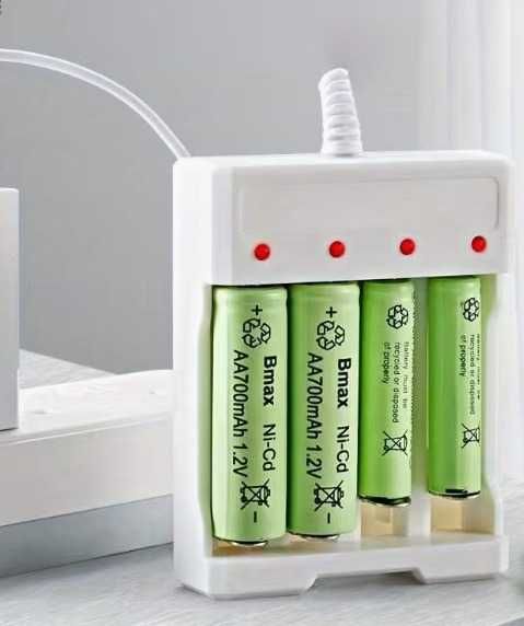 Încărcăto Baterii cu 4 Sloturi pentru Baterii AA, AAA și Litiu-Ion