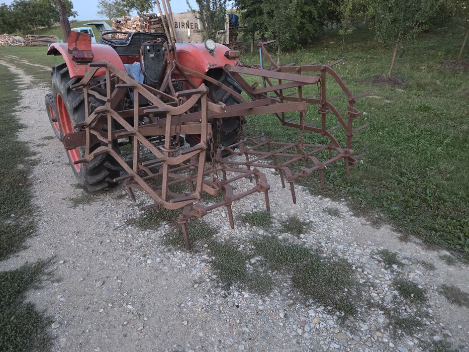 Grapa purtata în tiranti rabatabila