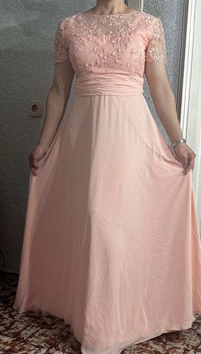 Вечернее платье в персиковом цвете