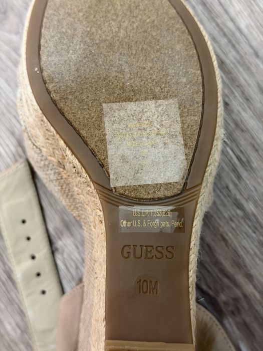 Оригинальные босоножки GUESS