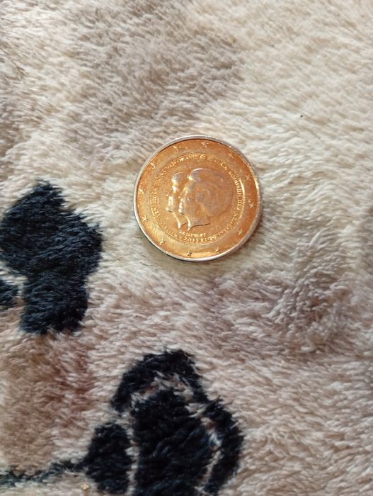 Moneda 2 euro olandeză aurie pe lateral scrie Dumnezeu mereu cu tine