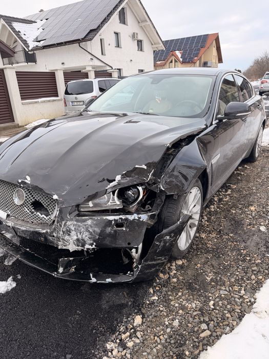 Jaguar XF avariat