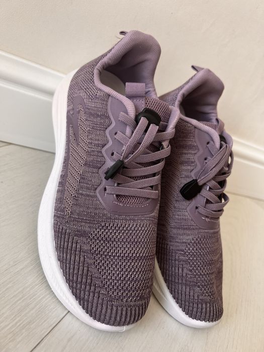 Кроссовки женские