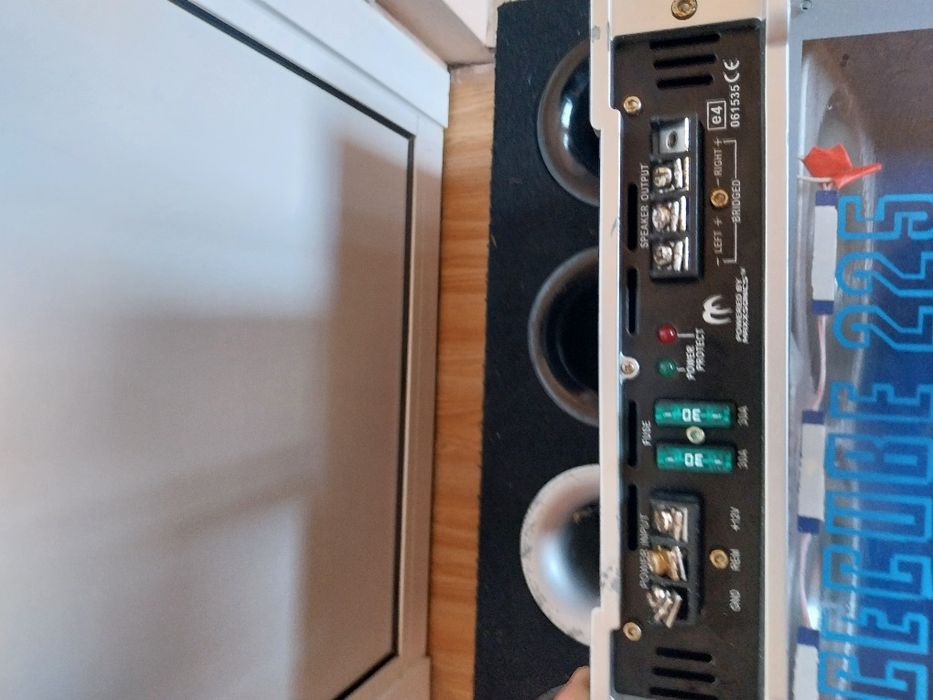 Продава се бас каса 500w усилвателите е 1100w