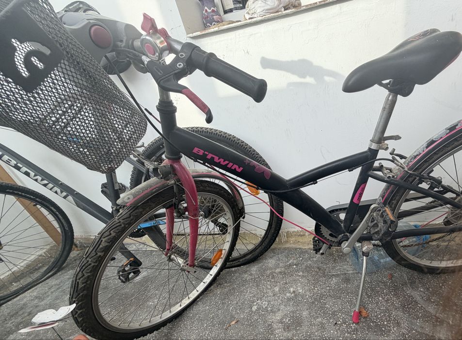 Sunt doua biciclete, pretul e doar pentru o bicicleta