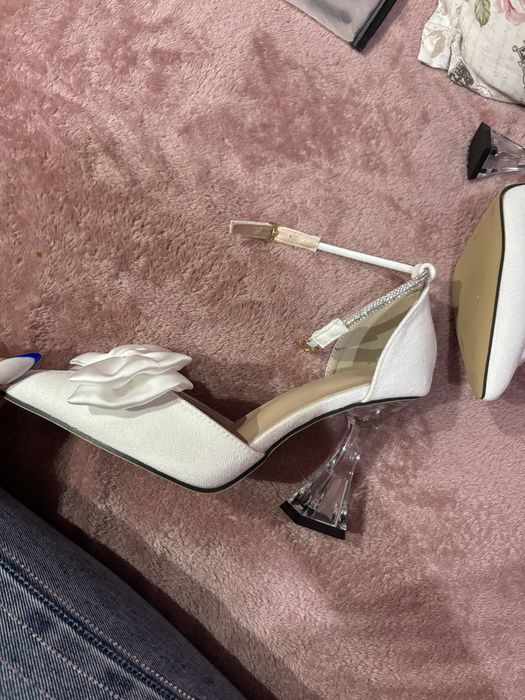 Бели токчета с панделка