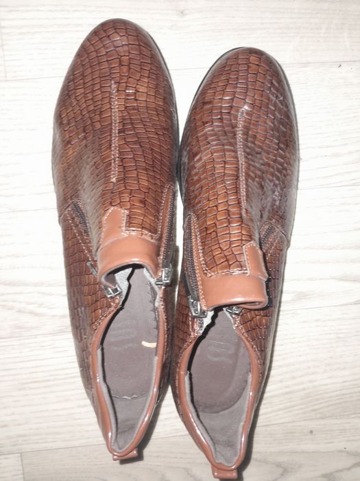 продам женские ботинки