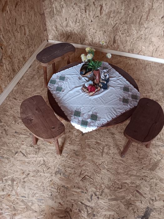 Маса със три столчета