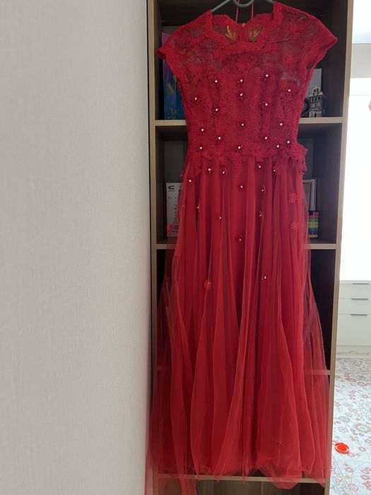 Красное вечернее платье